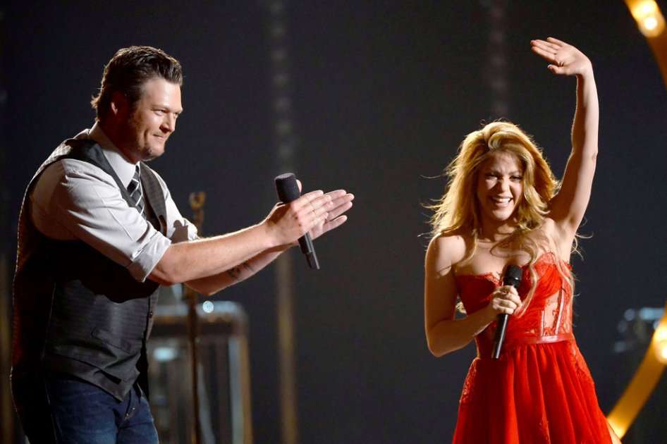 Shakira y Blake Shelton en los Premios de la Academia de Música Country.