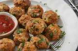 Albóndigas de pollo rellenas de queso con salsa cremosa