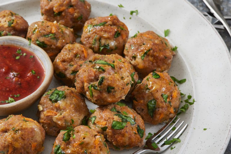 Albóndigas de pollo rellenas de queso con salsa cremosa