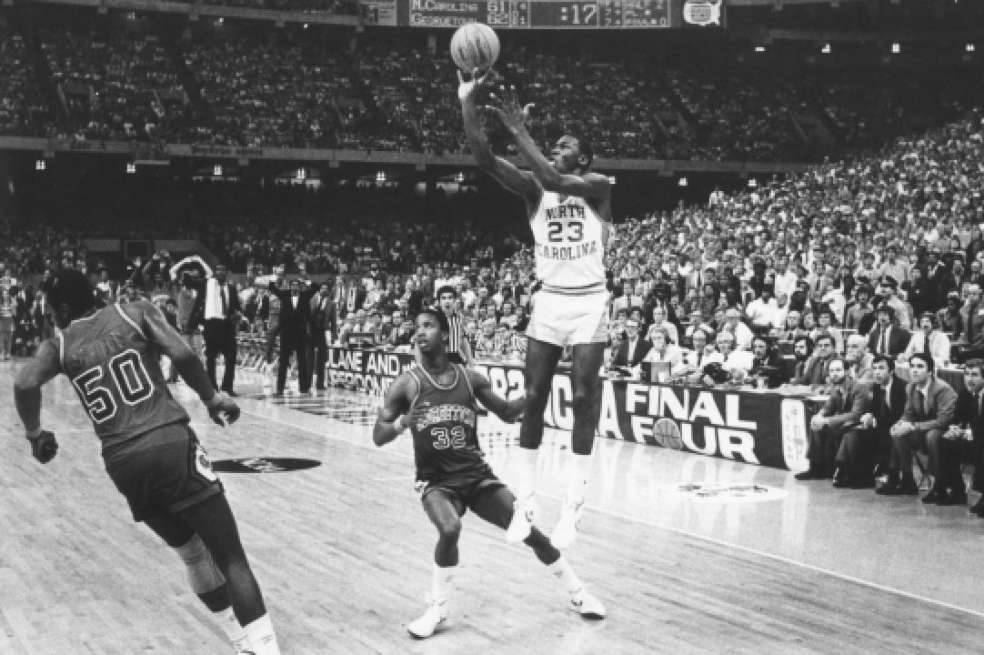 Canastas importantes en la vida? Muchas. Pero está, en la final universitaria de 1982, le cambió la vida a Michael Jordan.