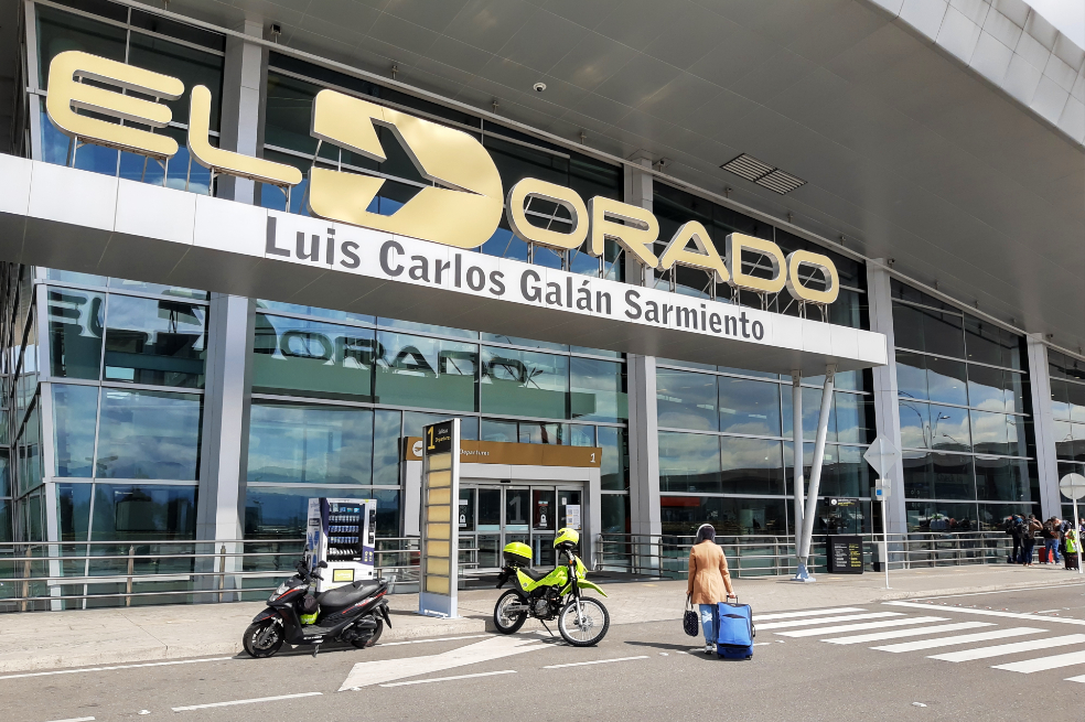 Recuerde que para su viaje nacional deberá llegar solo con dos horas de antelación a la hora prevista de su vuelo y el ingreso de acompañantes al aeropuerto no está permitido. También debe descargar la aplicación CoronaApp e imprimir o generar su pasabordo de forma digital desde la aplicación de su aerolínea.