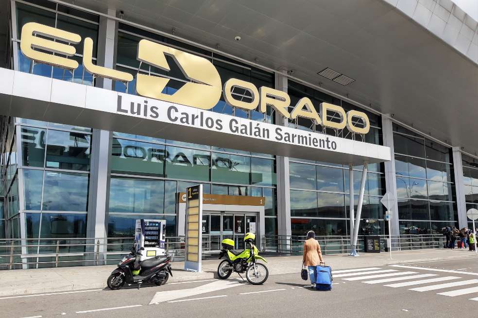 Recuerde que para su viaje nacional deberá llegar solo con dos horas de antelación a la hora prevista de su vuelo y el ingreso de acompañantes al aeropuerto no está permitido. También debe descargar la aplicación CoronaApp e imprimir o generar su pasabordo de forma digital desde la aplicación de su aerolínea.
