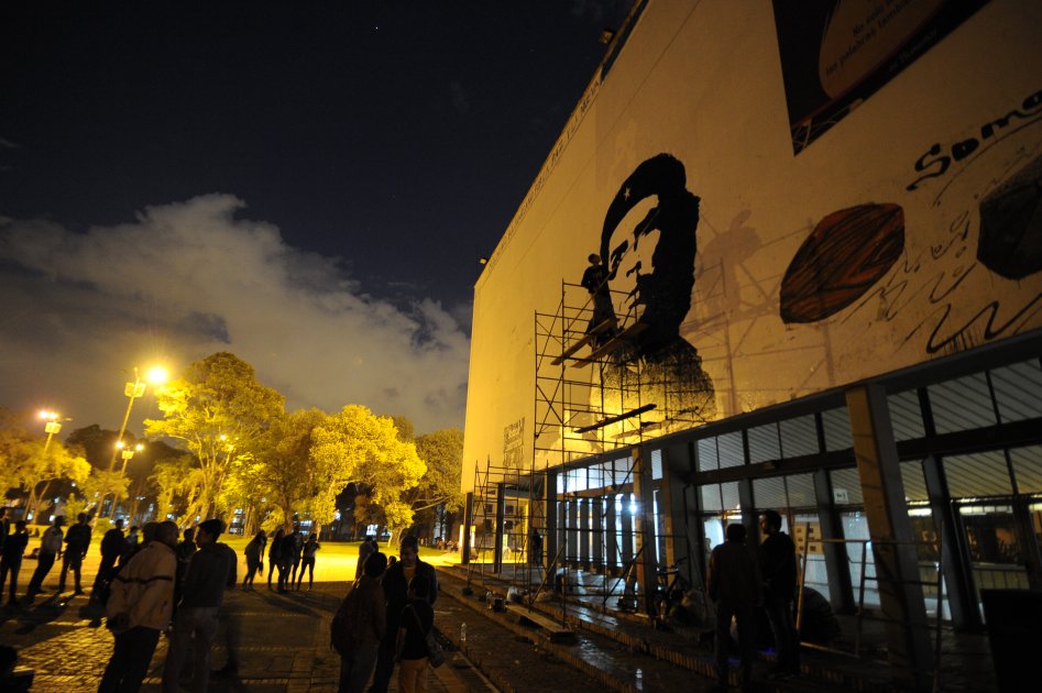 Los estudiantes terminaron de pintar el retrato del Che Guevara en la noche del viernes.  / Cristian Garavito - El Espectador 