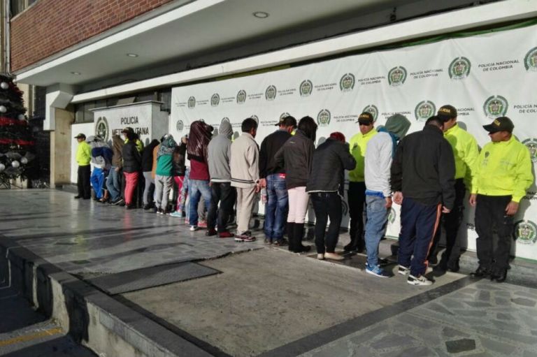 ¡Qué video! Vendían películas piratas y drogas en Bogotá