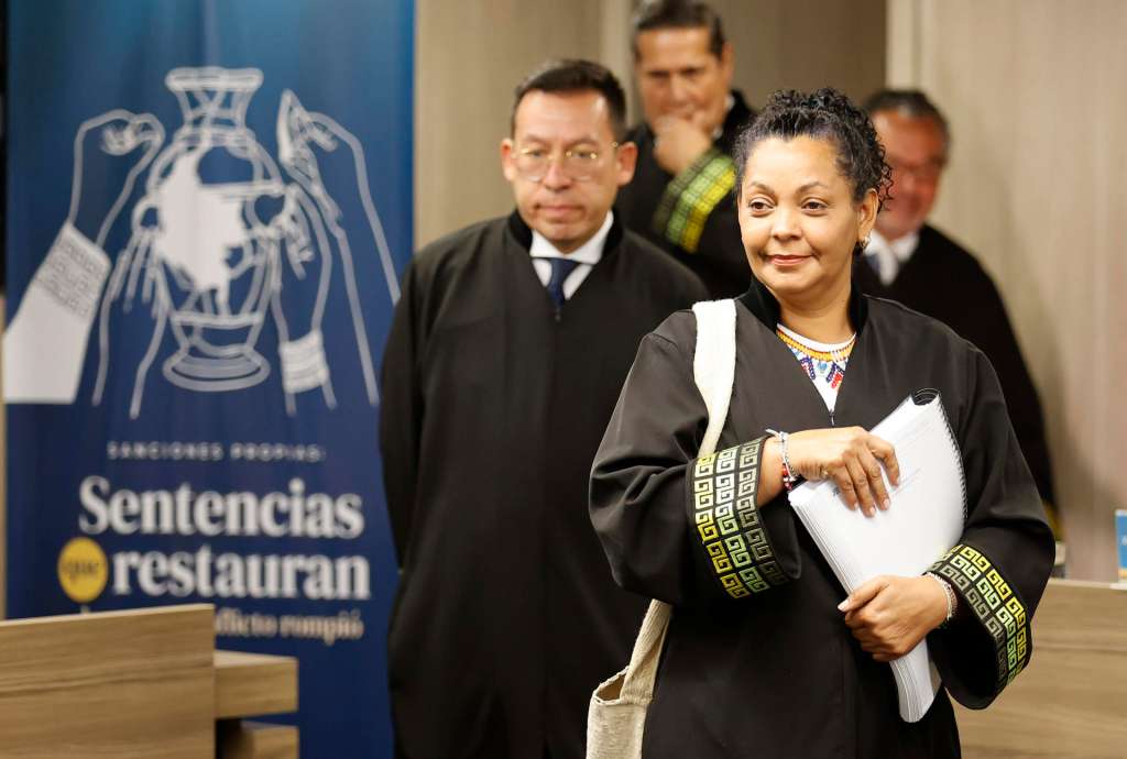 AME640. BOGOTÁ (COLOMBIA), 18/09/2025.- La presidenta de la Sección de Primera Instancia para Casos de Reconocimiento de Verdad y Responsabilidad, la magistrada Ana Manuela Ochoa Arias, llega a una audiencia este jueves, en Bogotá (Colombia). La Jurisdicción Especial para la Paz (JEP) condenó a doce exmilitares colombianos a penas restaurativas de entre cinco y ocho años por crímenes de guerra y de lesa humanidad, como máximos responsables de 135 asesinatos cometidos en el norte del país entre 2002 y 2005, en el marco del conflicto armado. EFE/ Mauricio Dueñas Castañeda