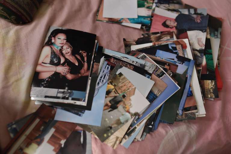 Muchas mujeres trans conservan cientos de fotografías alusivas a su tránsito. Memorias que en su mayoría fueron realizadas desde los años 80’s cuando huyeron de Colombia hasta Europa por la violencia indiscriminada. Allá comenzó el auge de inyectarse todo tipo de sustancias modelantes.
