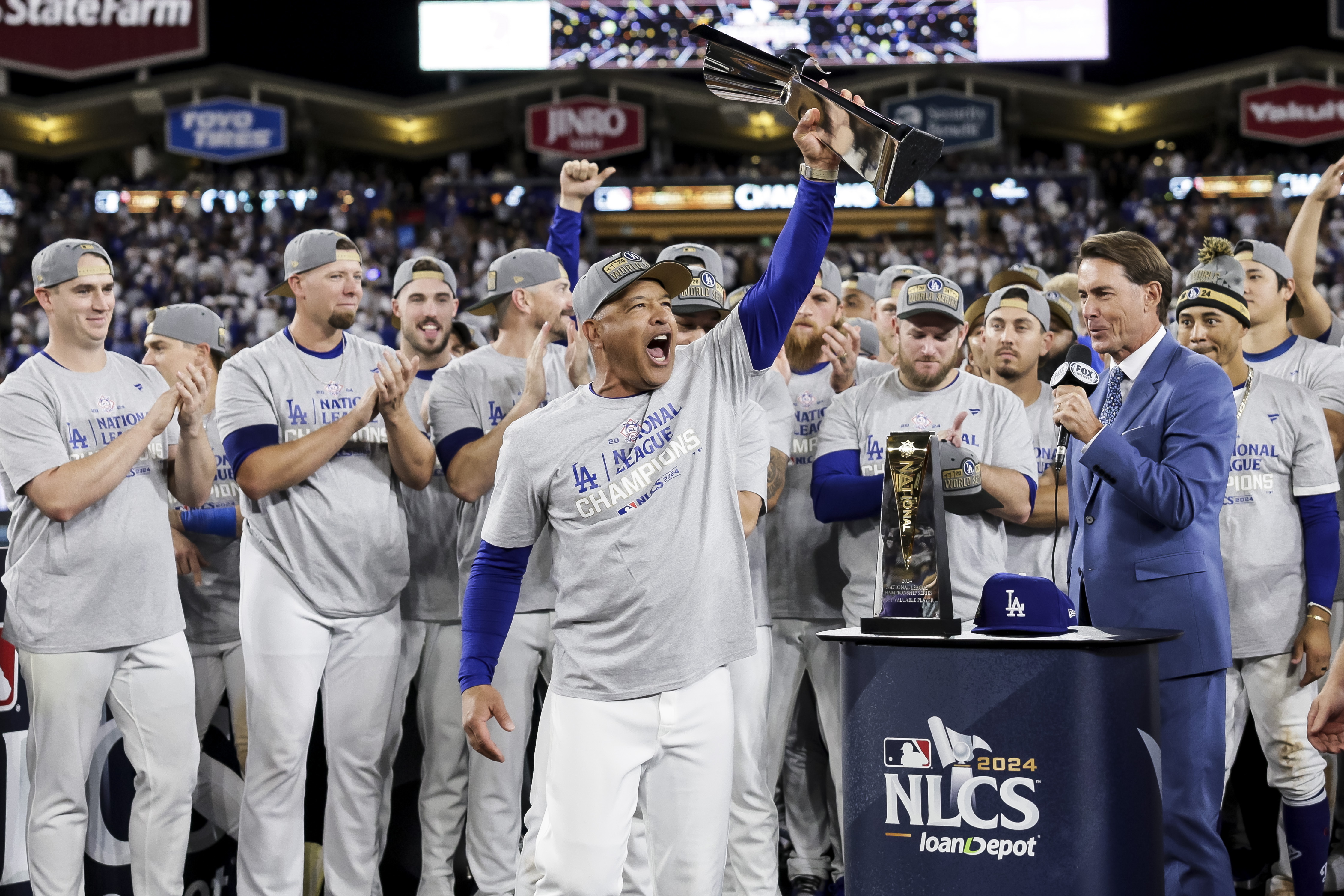 Los Angeles (United States), 21/10/2024.- Dodgers manager Dave Roberts (C) holds up the Warren C. Giles Trophy after the Dodgers won game six of the Major League Baseball (MLB) National League Championship Series between the New York Mets and the Los Angeles Dodgers in Los Angeles, California, USA, 20 October 2024. After winning the National League Championship Series, the Los Angeles Dodgers will face the New York Yankees in the upcoming World Series. (Liga de Campeones, Nueva York) EFE/EPA/ALLISON DINNER