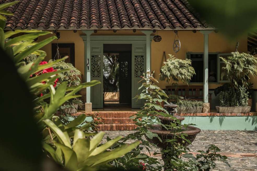 Llegar a Hacienda La Sierra es acercarse a una tradición arquitectónica que combina materiales locales con estilos europeos, americanos y árabes.
