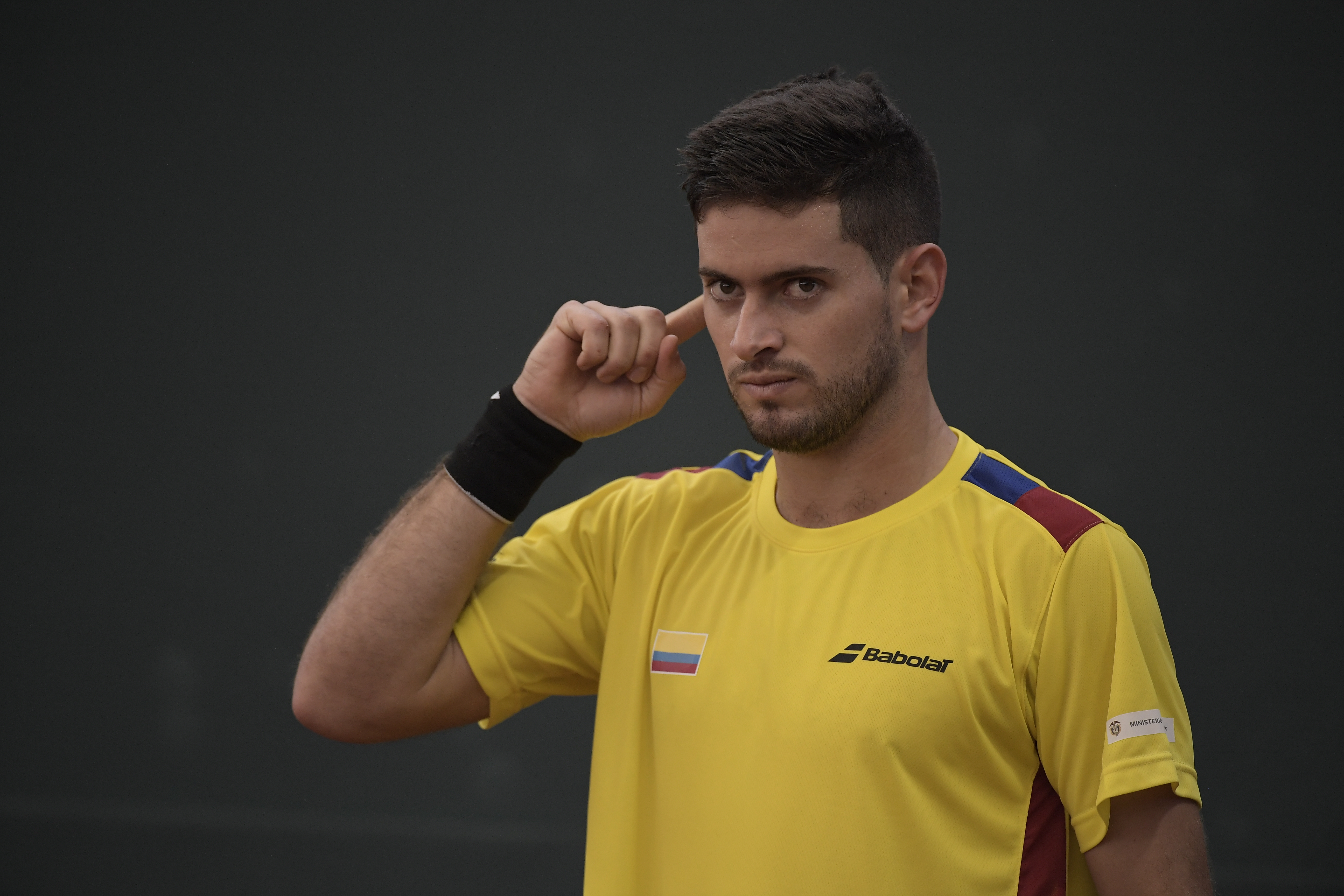 Tenista Colombiano en el partido ante el tenista de Gran Bretaña Cameron Norrie, por el cuarto punto del Qualifiers, realizado en Pueblo Viejo Country Club, Cota, Colombia.