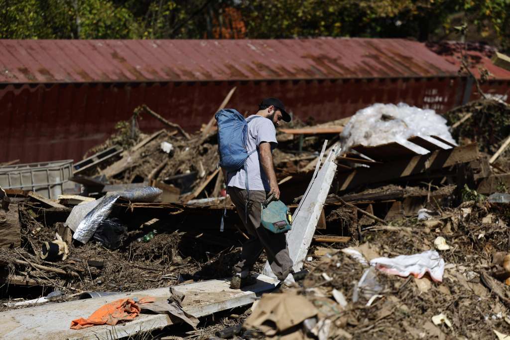 Asheville (United States), 02/10/2024.- A person searches through damage in the aftermath of flooding caused by Tropical Storm Helene in Asheville, NC, USA, 02 October 2024. The mountainous areas of North Carolina, South Carolina and Tennessee were hit particularly hard. More than 150 people are reported dead due to Hurricane Helene in the Southeastern US. (tormenta) EFE/EPA/ERIK S. LESSER