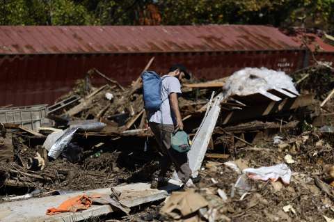 Biden y Harris visitaron zonas afectadas por el huracán, aún hay desaparecidos