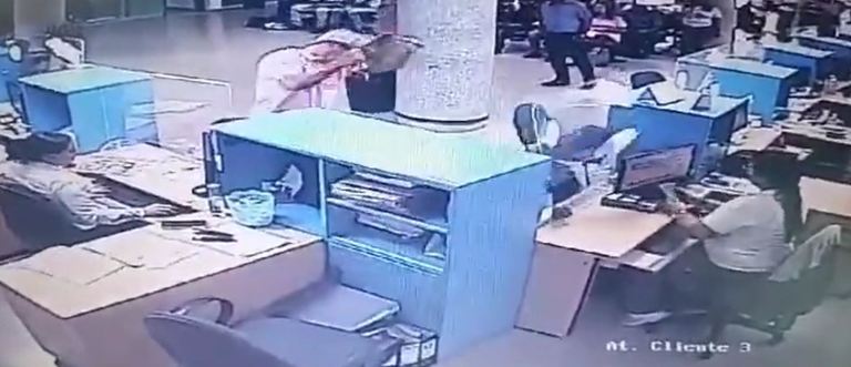 Usuario de Air-e enfurecido pateó puesto de trabajo de asesora por reclamo (video)