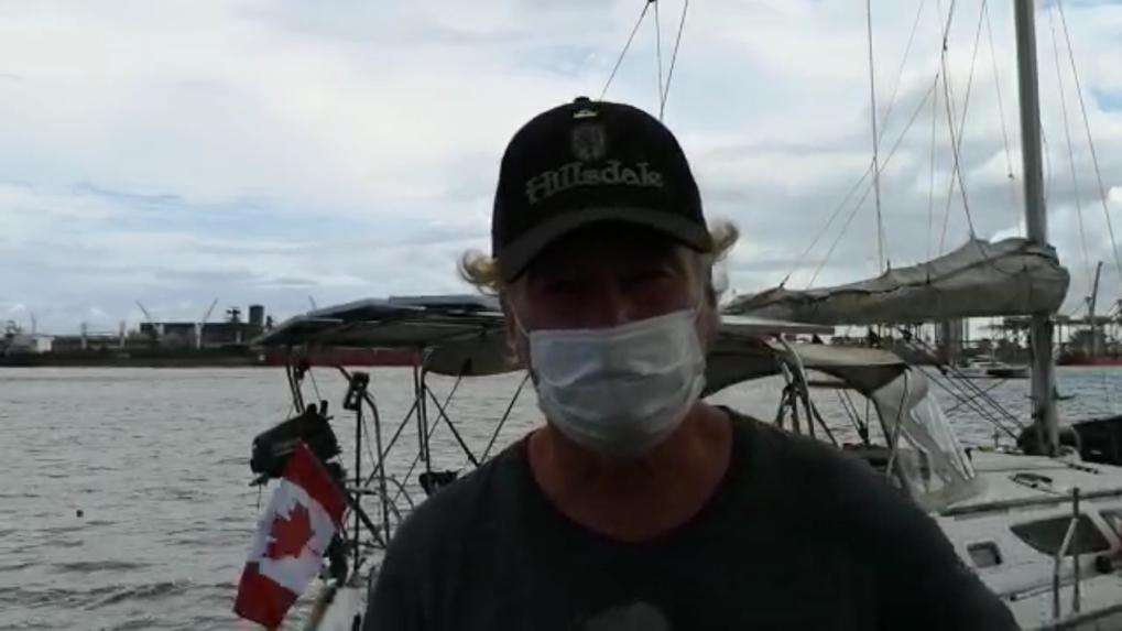 Gilles Hamel, capitán del velero "Exception", embarcación que quedó a la deriva en aguas colombianas. / Captura video Armada