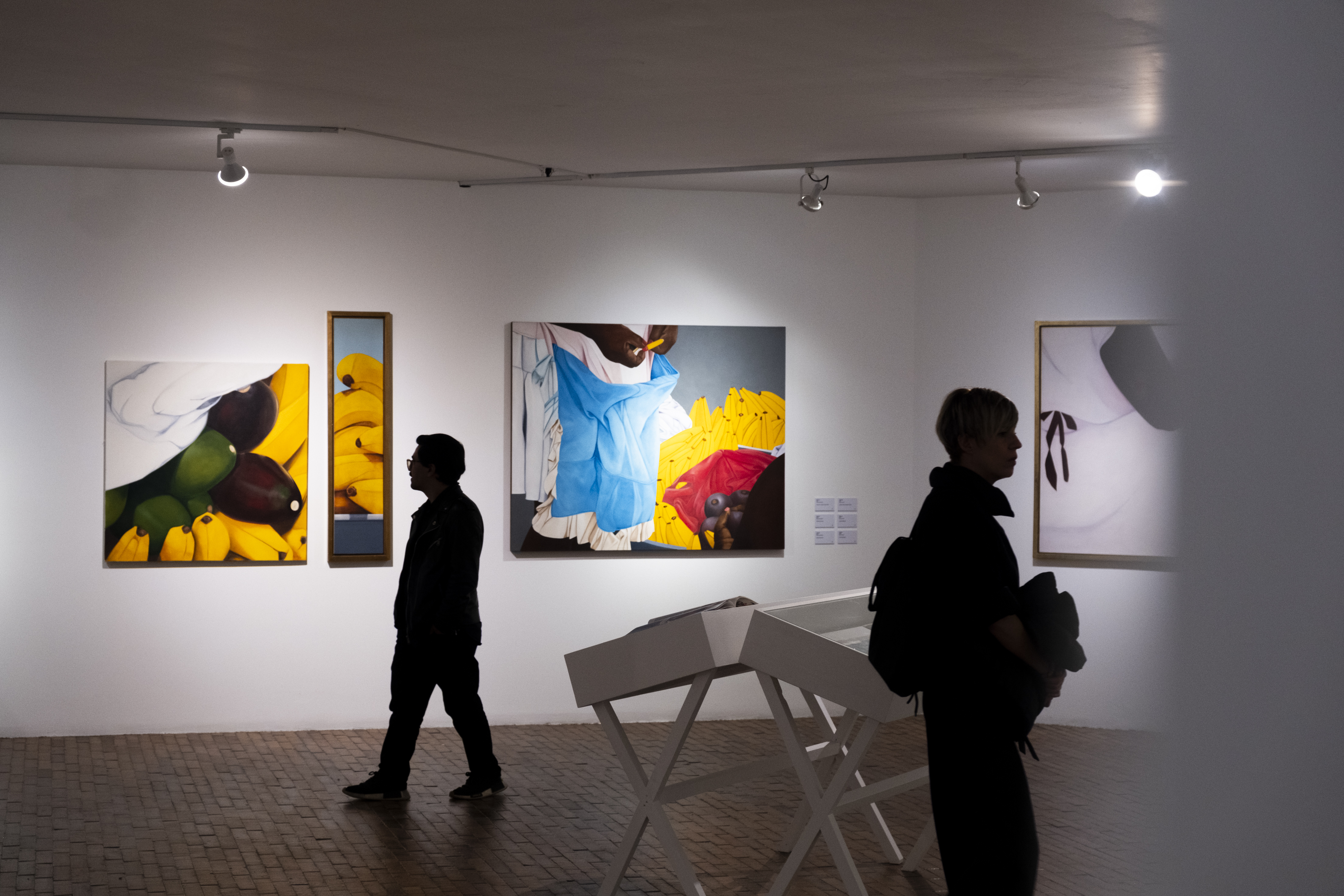 Visitantes durante la inauguración de la exhibición "Desde la ventana. Ana Mercedes Hoyos, una retrospectiva".