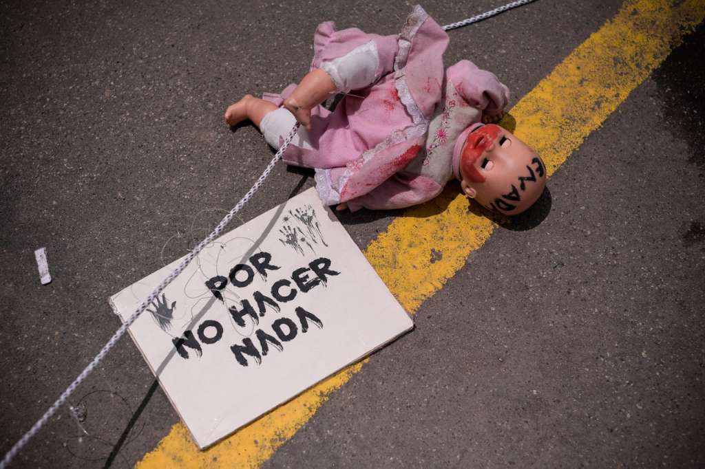 En esta ocasión, realizaron una exposición simbólica en rechazo a los casos de abuso sexual en contextos escolares que se han reportado en la capital.