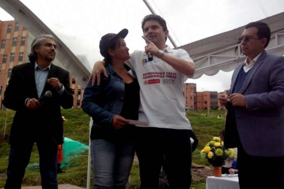 El Ministro de Vivienda abraza a la señora Mariela Bernal, una de las beneficiarias de vivienda gratis en Bogotá. Foto: Romulo Angarita. MVCT.