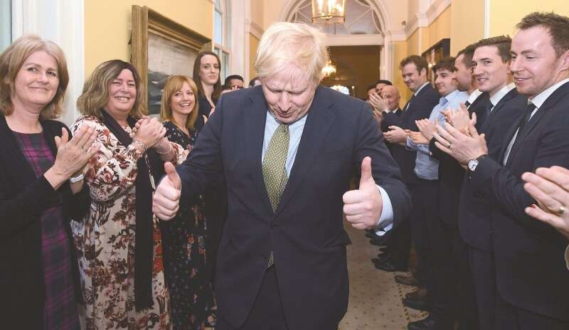 El primer ministro y líder del Partido Conservador, Boris Johnson, celebra su victoria con el personal de Downing Street, en el centro de Londres. / AFP