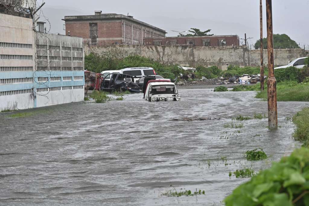 USA5818. KINGSTON (JAMAICA), 28/10/2025.- Fotografía de una calle inundada debido al paso del huracán Melissa este martes, en Kingston (Jamaica). El potente huracán Melissa tocó tierra en Jamaica con vientos máximos sostenidos cercanos a los 295 kilómetros por hora (185 millas), lluvias torrenciales y marejadas que amenazan con provocar inundaciones y daños catastróficos. EFE/Rudolph Brown

