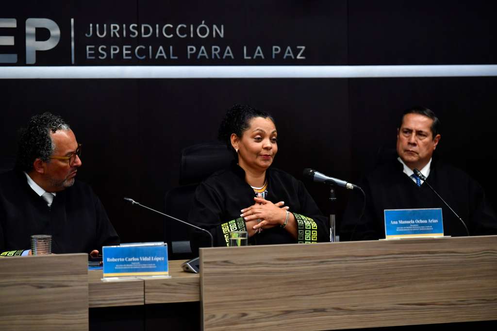 Roberto Vidal; Ana Ochoa y Camilo Suárez, magistrados de la Jurisdicción Especial para la Paz (JEP), durante la lectura de la sentencia por falsos positivos (macrocaso 03), que condenó a 12 exmilitares del batallón La Popa, en Valledupar y 7 exparamilitares (izq-der).