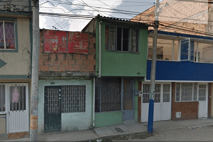 La vivienda, la segunda de Izq. a Der., está ubicada sobre la Calle 63g con carrera 119b. Imagen tomada de Google maps.