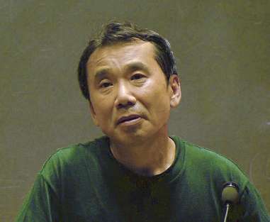 En la imagen Haruki Murakami, escritor japonés. Por sus obras ha recibido diversos premios y reconocimientos. En varias ocasiones ha sido considerado como candidato al Premio Novel de Literatura; sin embargo, nunca se ha llevado el galardón.
