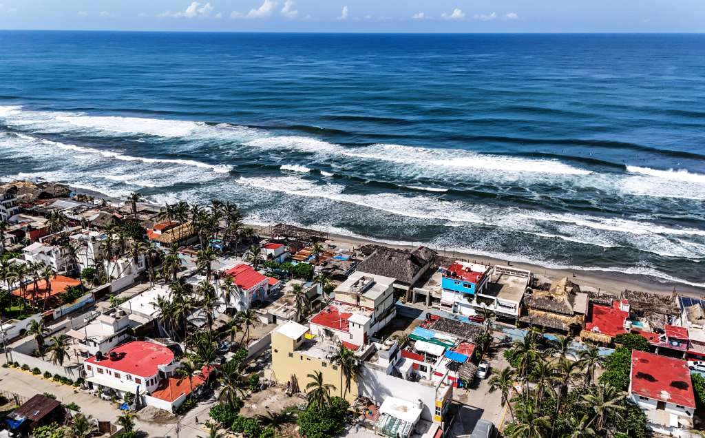MEX5815. ACAPULCO (MÉXICO), 16/08/2024.- Fotografía del 12 de agosto de 2024 de la playa 'Pie de la Cuesta', en Acapulco (México). Los 'Barrios mágicos' son el nuevo programa del Gobierno de México para promover el turismo de ciudades como Acapulco, puerto del sur del país, con lo que sus habitantes también esperan que se resuelvan longevos problemas en infraestructura. EFE/David Guzmán