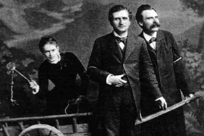 Lou-Andreas Salomé, con Nietzsche y Paul Ree, en una imagen que hizo historia por parodiar la frase de Nietzsche de "¿Vas con mujeres? No olvides el látigo". / Archivo