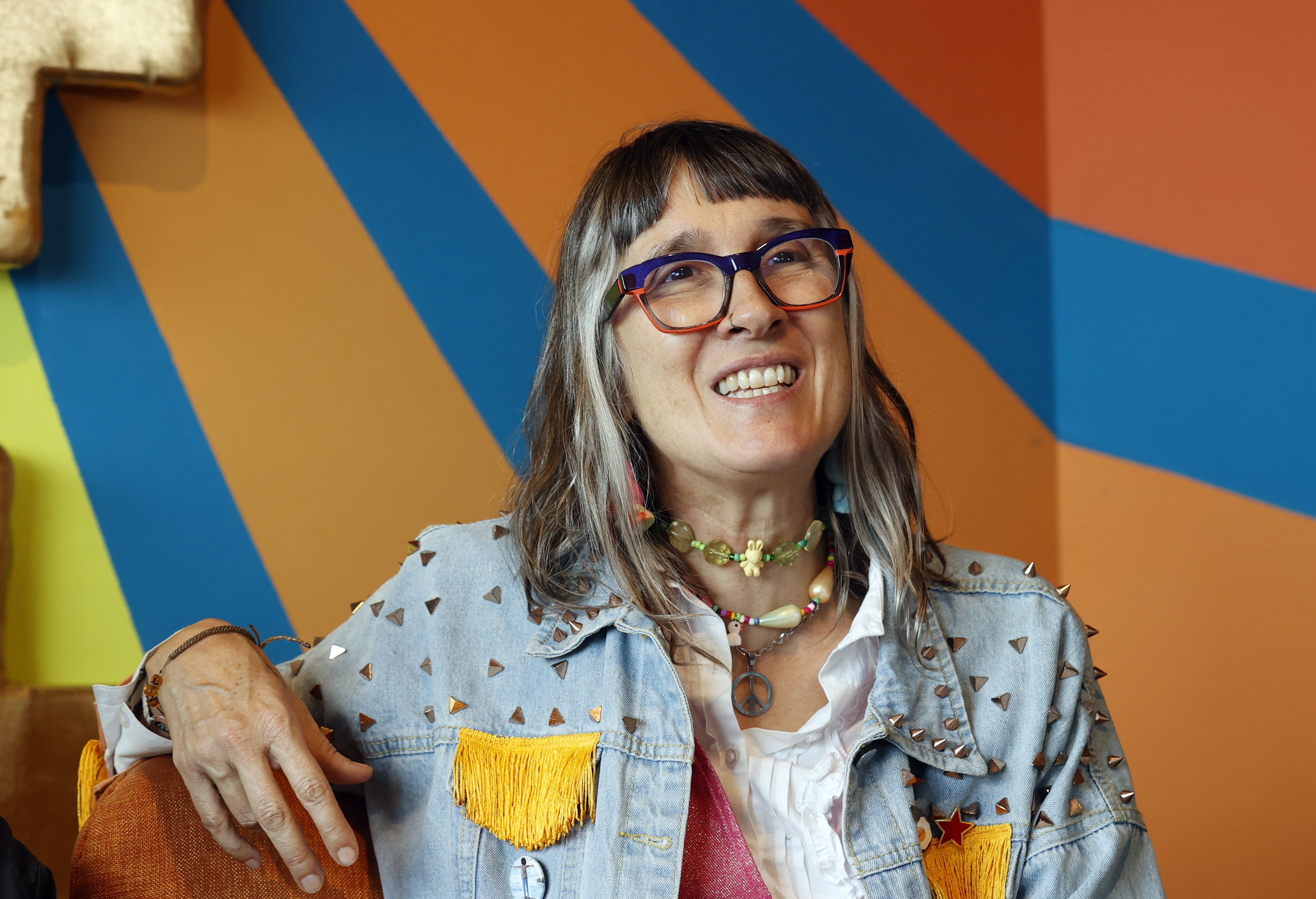 AME8677. BOGOTÁ (COLOMBIA), 15/03/2024.- La cantante Andrea Echeverri del grupo Aterciopelados habla durante una entrevista con EFE, el 14 de marzo de 2024, en Bogotá (Colombia). La banda colombiana Aterciopelados llegó a la cúspide en 1995 con su álbum 'El Dorado', del cual este viernes publican una nueva versión en vivo con la que reivindican la 'actualidad' de las letras y la música, así como enzalzan la identidad de una generación como lo aseguran en una entrevista con EFE. EFE/ Mauricio Dueñas Castañeda