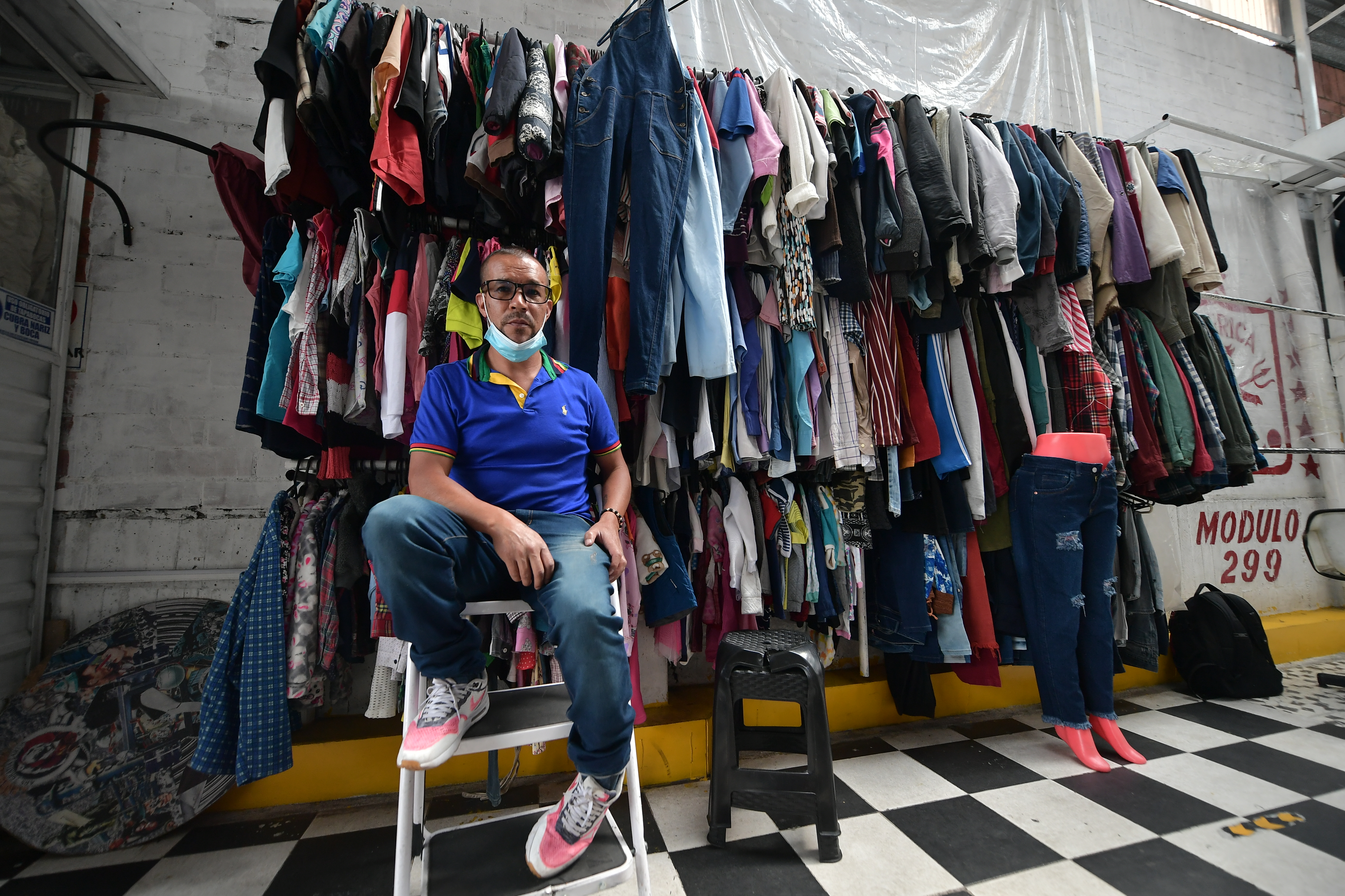 La oferta de mercancía en Plaza España es tan amplia que allá encuentran hasta vestidos de novia y disfraces.