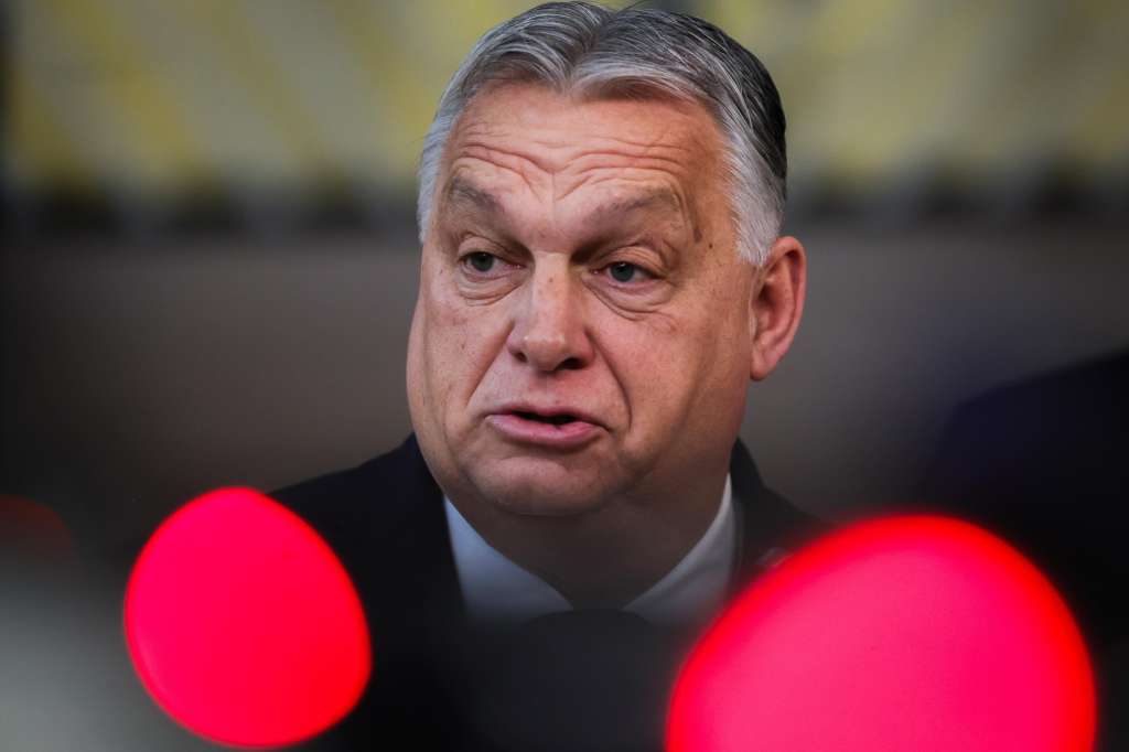 Brussels (Belgium), 14/12/2023.- Hungary's Prime Minister Viktor Orban speaks to the media as he arrives for a European Council in Brussels, Belgium, 14 December 2023. EU leaders are gathering in Brussels for a two-day summit to discuss the latest developments in relation to Russia's invasion of Ukraine, and in the Middle East, including the humanitarian situation in Gaza, the block's enlargement policy and long-term budget 2021-2027, as well as security and defense among other topics. (Bélgica, Hungría, Rusia, Ucrania, Bruselas) EFE/EPA/OLIVIER MATTHYS