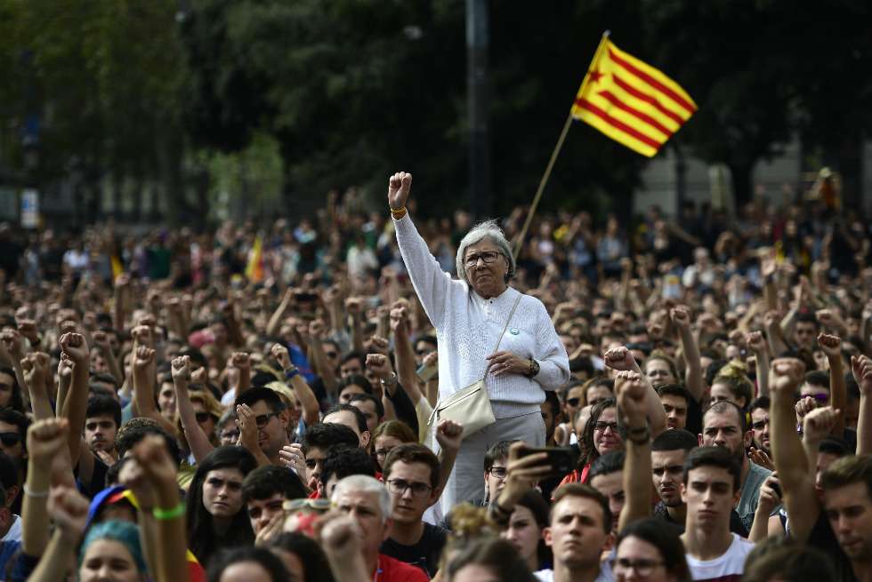 El gobierno de Cataluña recibió de parte de Mariano Rajoy un ultimátum de cinco días que se vencen el lunes. / AFP