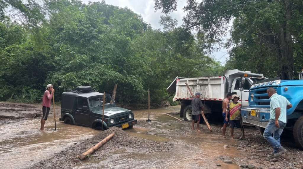La explotación ilegal con maquinaria pone en riesgo el equilibrio de la quebrada en
la que se venía realizando y compromete la seguridad vial en la zona.
