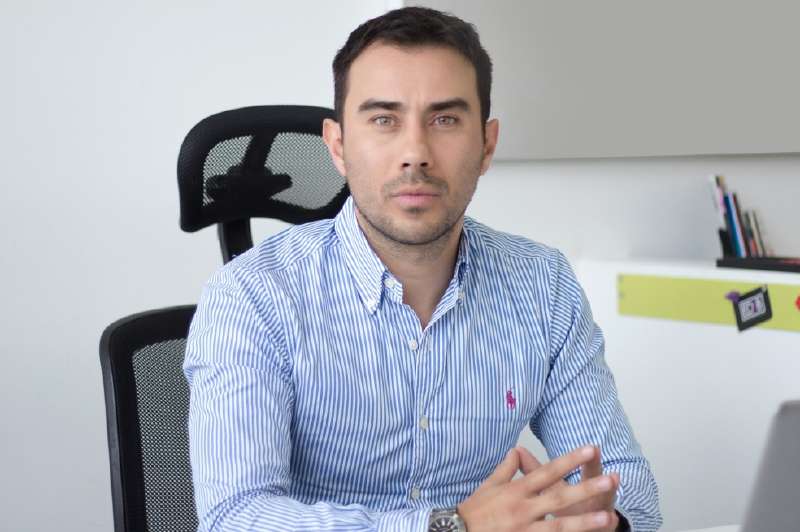 Daniel Báez, creador de Ambardae, dice que en la plataforma tienen cabida emprendimientos relacionados con alimentos, arte, deporte, mascotas, hogar y decoración. / Archivo particular