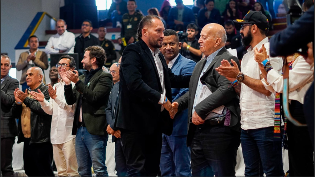 El alto comisionado para la paz, Otty Patiño, durante la reunión en Pasto con algunos delegados del Gobierno y representantes del Frente Comuneros del Sur.