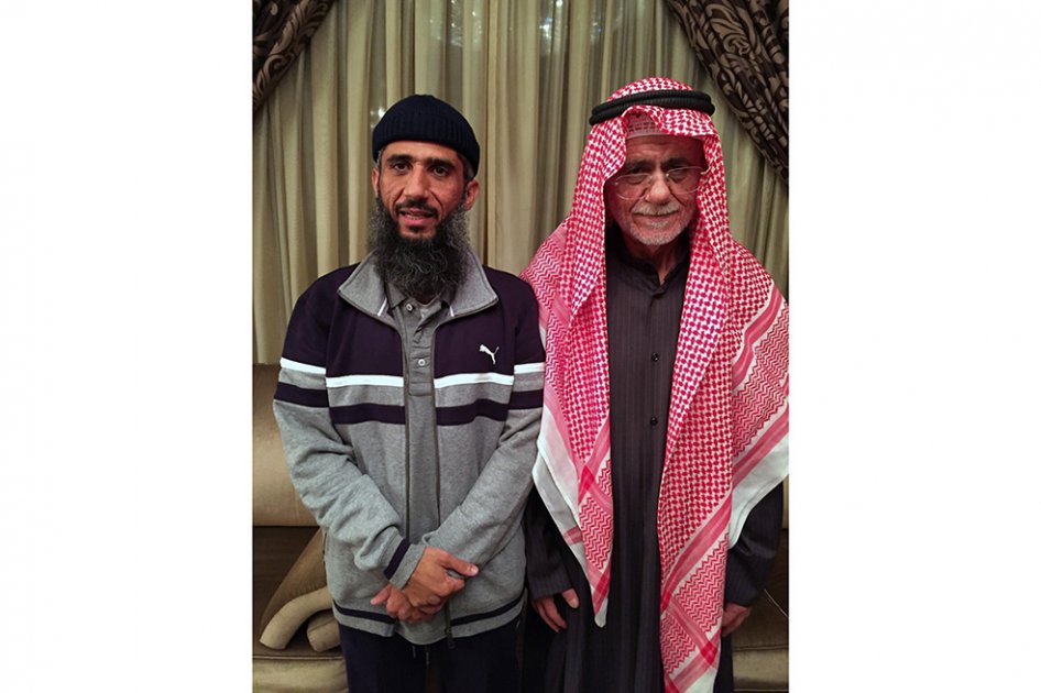 Fayez al-Kundari posa junto a su padre en el Hospital Militar.  / AFP