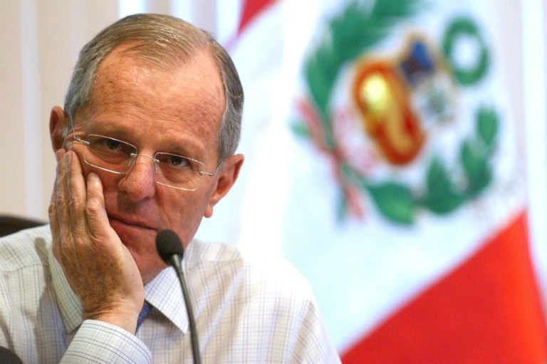 Sugieren impedir viajes a Kuczynski por investigación de corrupción