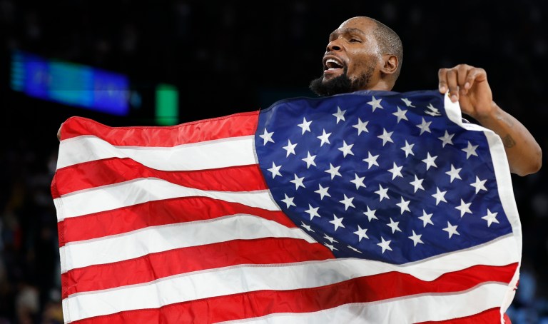 Paris (France), 10/08/2024.- Kevin Durant of USA celebrates winning the Men Gold Medal game France vs USA of the Basketball competitions in the Paris 2024 Olympic Games, at the South Paris Arena in Paris, France, 10 August 2024. (Baloncesto, Francia) EFE/EPA/CAROLINE BREHMAN