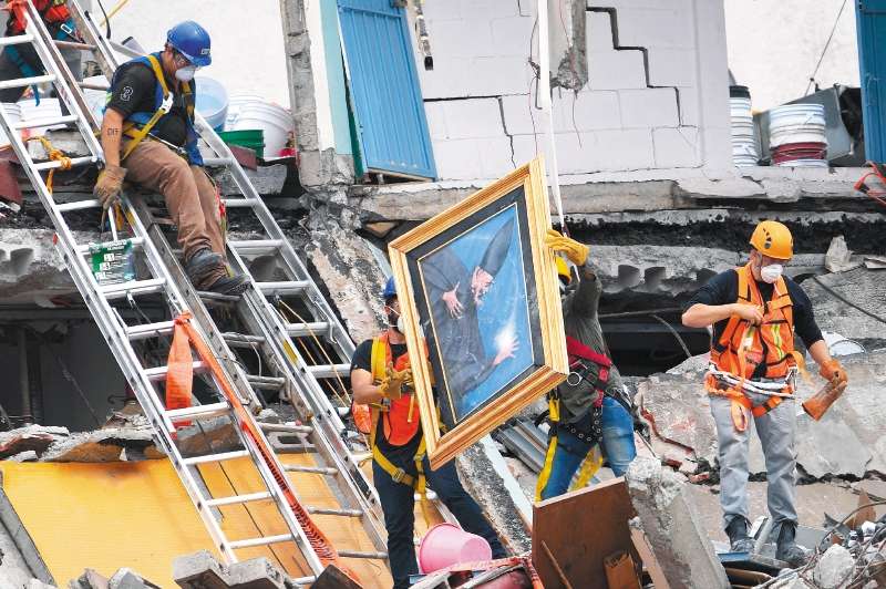 A pesar del dolor de la tragedia, el terremoto del martes despertó la solidaridad en México. / AFP