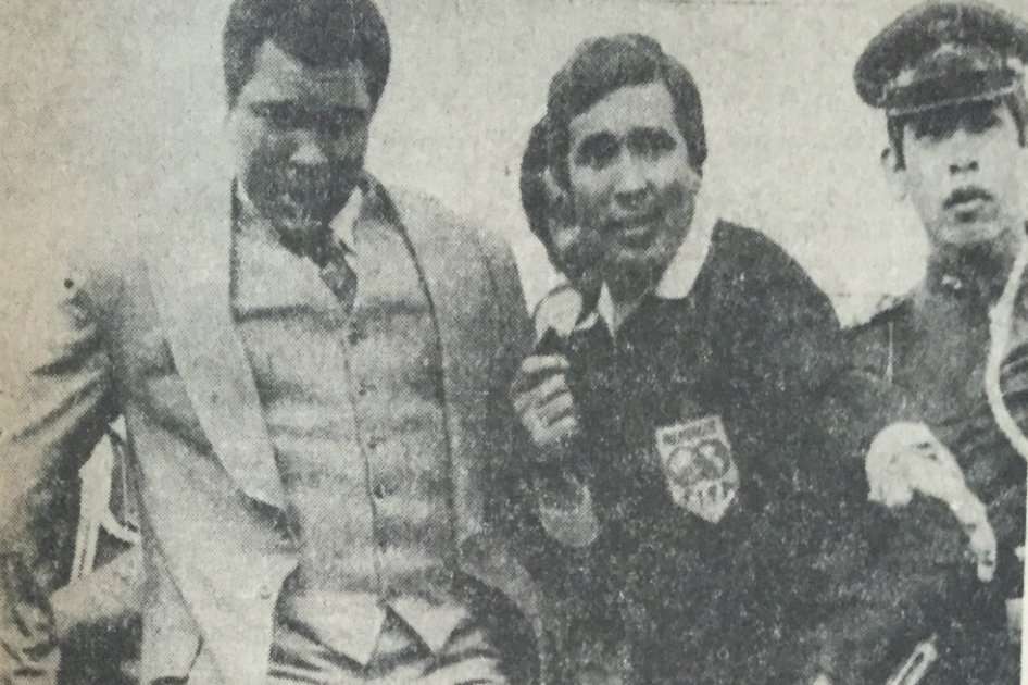 Muhammad Alí (izq.), junto al árbitro uruguayo Ramón Barreto, durante el saque de honor en el Campín, previo a un partido entre Millonarios y Nacional. / Archivo El Espectador