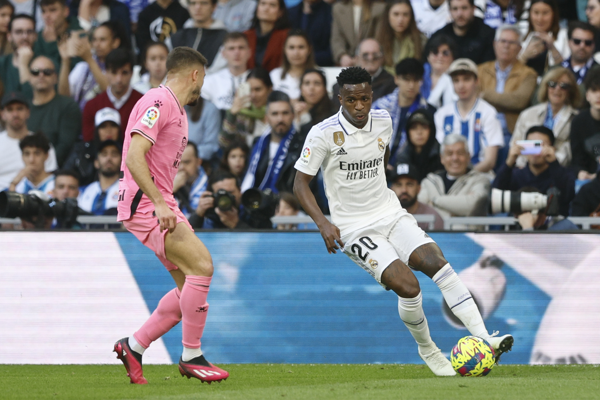 MADRID, 11/03/2023.- El delantero brasileño del Real Madrid, Vinicius Jr (d) durante el partido de LaLiga entre Real Madrid y RCD Espanyol disputado este sábado en el Santiago Bernabéu en Madrid. EFE/Rodrigo Jiménez