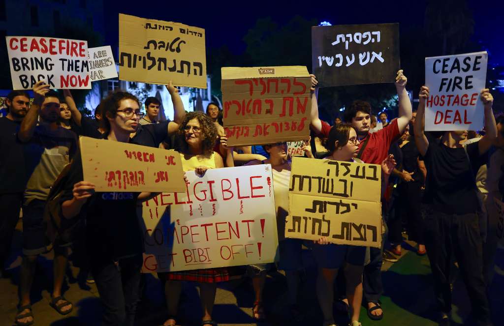 Tel Aviv (Israel), 28/10/2023.- People hold placards as left wing supporters call for a ceasefire to allow negotiations following the escalation of the Israel-Hamas conflict, during a rally in Tel Aviv, Israel, 28 October 2023. Thousands of Israelis and Palestinians have died since the militant group Hamas launched an unprecedented attack on Israel from the Gaza Strip on 07 October, and the Israeli strikes on the Palestinian enclave which followed it. EFE/EPA/HANNIBAL HANSCHKE