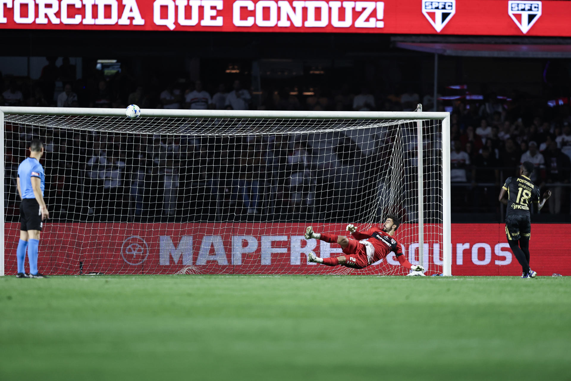 AME1897. SAO PAULO (BRASIL), 19/08/2025.- Marino Hinestroza (d) de Nacional falla en la serie de penaltis este martes, en un partido de los octavos de final de la Copa Libertadores entre Sao Paulo y Atlético Nacional en el estadio Morumbi en Sao Paulo (Brasil). EFE/ Isaac Fontana