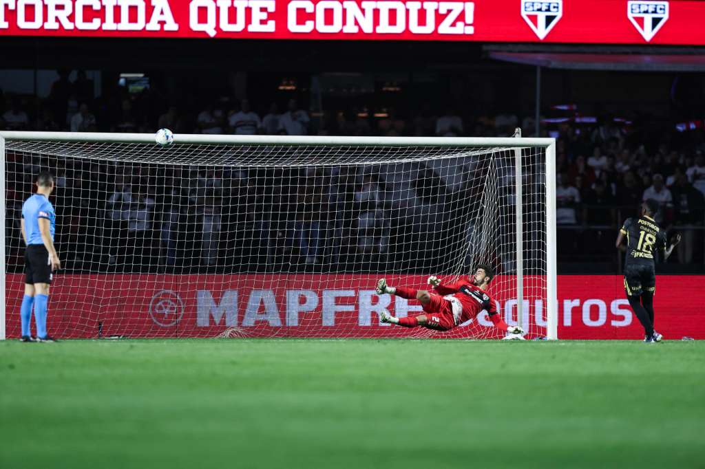 AME1897. SAO PAULO (BRASIL), 19/08/2025.- Marino Hinestroza (d) de Nacional falla en la serie de penaltis este martes, en un partido de los octavos de final de la Copa Libertadores entre Sao Paulo y Atlético Nacional en el estadio Morumbi en Sao Paulo (Brasil). EFE/ Isaac Fontana