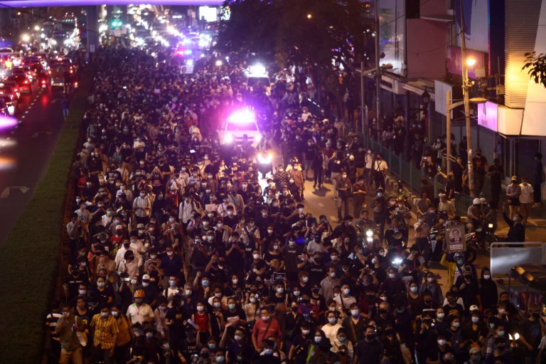 Una mujer herida de bala, protestas masivas y toques de queda en Birmania