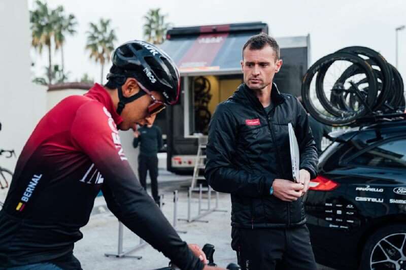 Egan Bernal entrenando bajo la mirada de su entrenador, Xabier Artetxe. / Cortesía Ineos