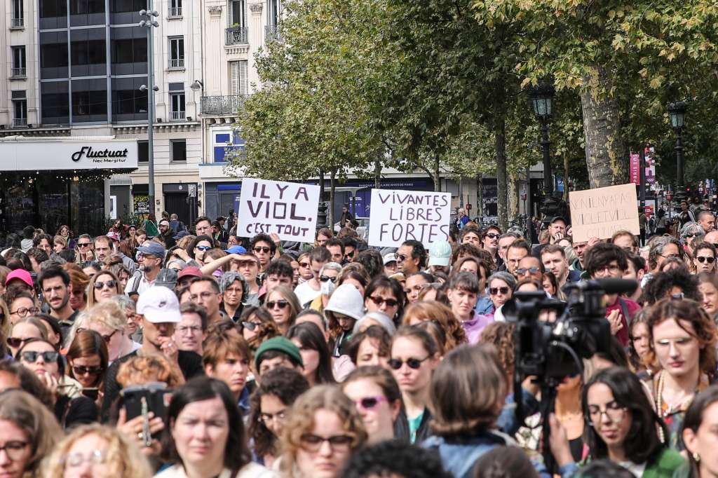 Paris (France), 14/09/2024.- People carry banners with the messages 'There's rape, that's all' and 'Alive, Free and Strong' during a feminist demonstration also in support of Gisele Pelicot, victim of alleged rape by her husband and dozens of men over years, in Paris, France, 14 September 2024. Dominique Pelicot is accused of drugging his wife to rape her when she was unconscious and offer her to dozens of men at their house in Mazan, south of France, between 2011 and 2020. Fifty of them have also been accused. Dominique Pelicot could spend up to 20 years behind bars if proven guilty. The verdict is expected at the end of November 2024. Sign in center reads 'I believe you'. (Francia) EFE/EPA/TERESA SUAREZ