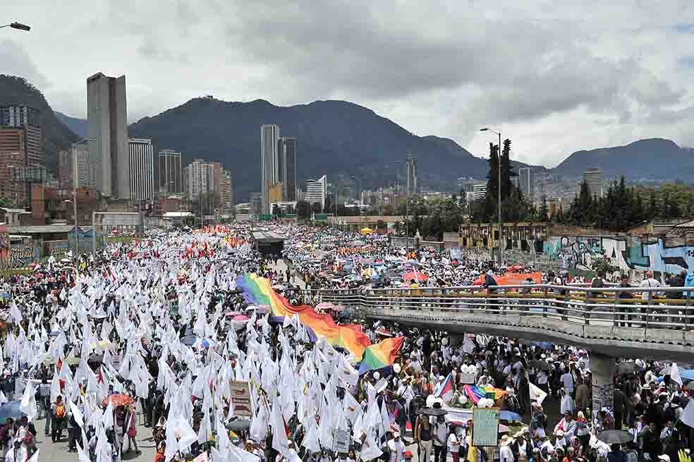 Miles de ciudadanos asistieron a la Marcha por la Paz y las víctimas. Cumplieron la cita en la Calle 26 y caminaron hasta el Parque Simón Bolívar. /Luis Ángel