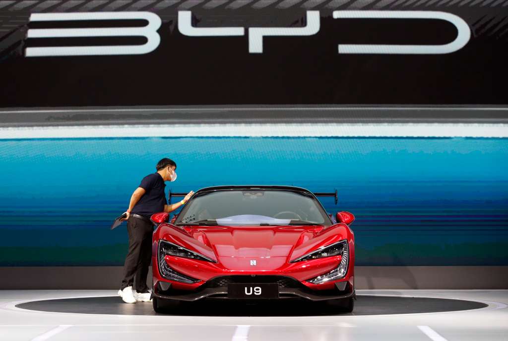 Bangkok (Tailandia), 28/03/2024.- Un visitante observa el superdeportivo eléctrico YangWang U9, del fabricante de automóviles chino BYD, exhibido en el 45º Salón Internacional del Automóvil de Bangkok 2024 este jueves. EFE/RUNGROJ YONGRIT