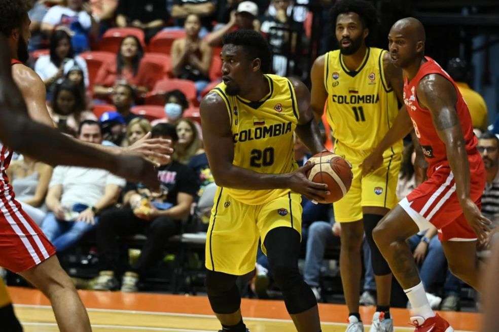Andrés Ibargüen (número 20) y Brian Angola (11) en el encuentro contra PUerto Rico.