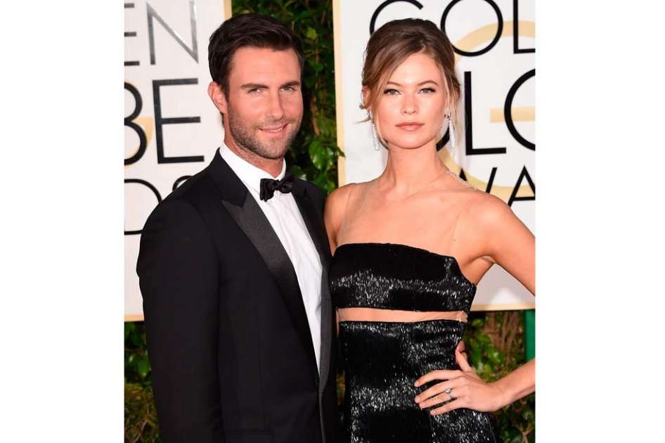 Adam Levine y su esposa Behati Prinsloo. / AFP